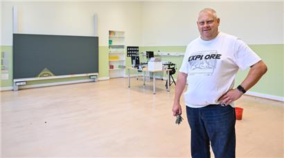 Noch sind die Klassenzimmer in der Brillschule in Esch leer, doch gemeinsam mit vielen anderen sorgt Hausmeister Marco Kirsch dafür, dass alles bereit für den Schulbeginn in einer Woche ist
