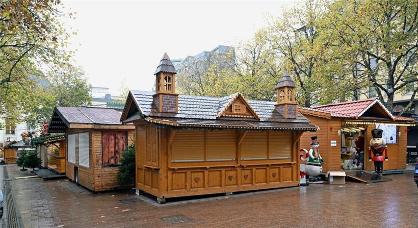 Noch sind die Rollläden an den Buden des „Lëtzebuerger Chrëschtmaart“ zum Großteil heruntergelassen. Ab Freitag allerdings wird das anders aussehen. 

