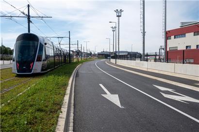 Noch sind keine Fahrzeuge auf dem neuen Streckenabschnitt der N40 unterwegs – ab Sonntagnachmittag soll der Verkehr dann auch darüber fließen 
