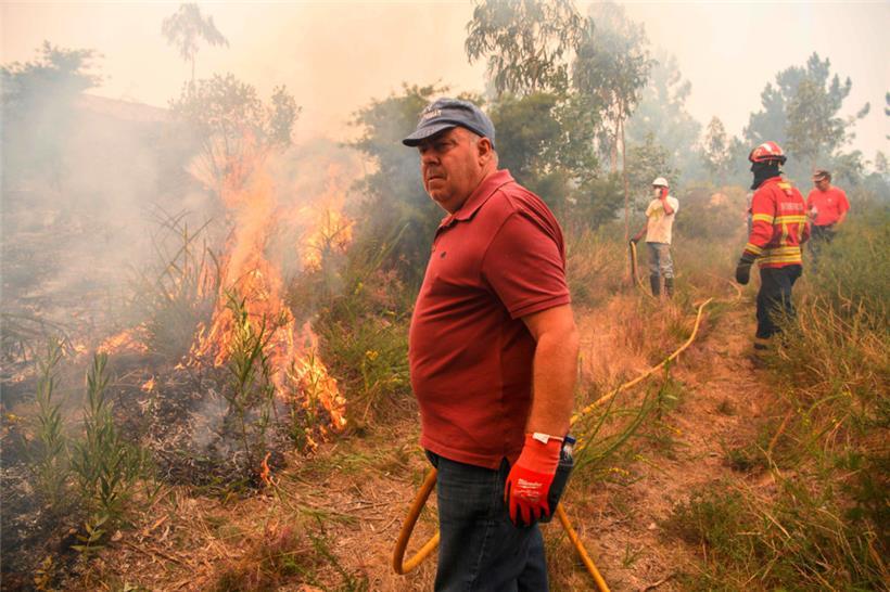 Noch sind nicht alle Brandherde gelöscht: Feuerwehrmänner sind am Donnerstag im Norden des Landes im Einsatz
