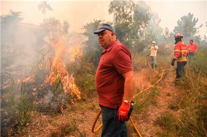 Noch sind nicht alle Brandherde gelöscht: Feuerwehrmänner sind am Donnerstag im Norden des Landes im Einsatz
