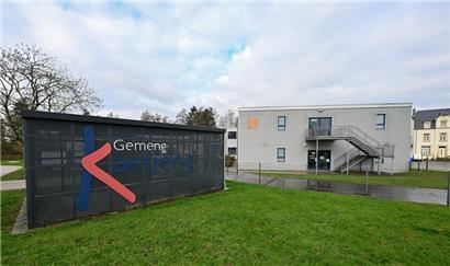 Noch sitzt die Gemeinde in einer provisorischen Struktur unweit des Platzes, wo nun das neue Rathaus gebaut wird
