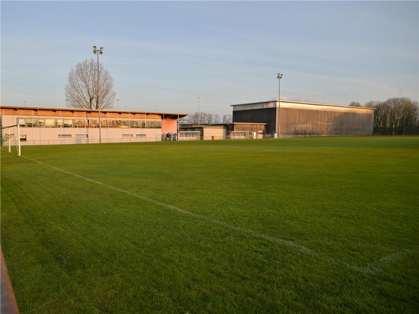 Sportlerinnen und Sportler spielen auf grünem Rasenplatz in Zessingen vor Umgestaltung ab Herbst 2027