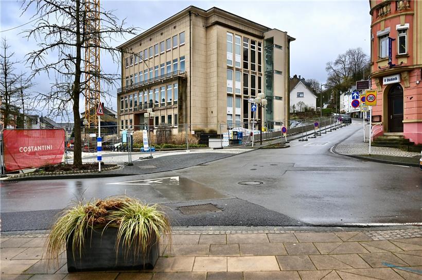 Altes Rathaus im historischen Stil bei klarem Himmel, symbolisch für Kultur und Tradition in der Stadt