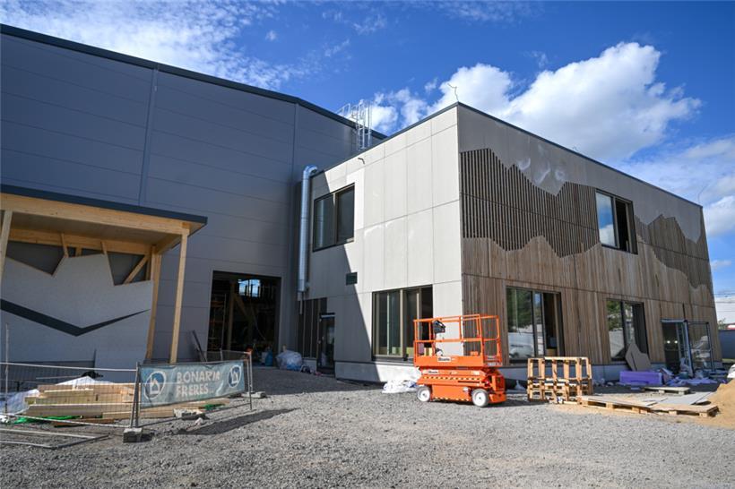 Noch wird vor und in der Halle fleißig gearbeitet