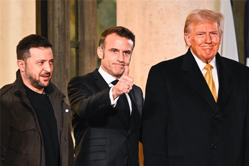 Noch zeigt der Daumen nach oben: Frankreichs Präsident Macron zwischen Wolodymyr Selenskyj (l.) und Donald Trump
