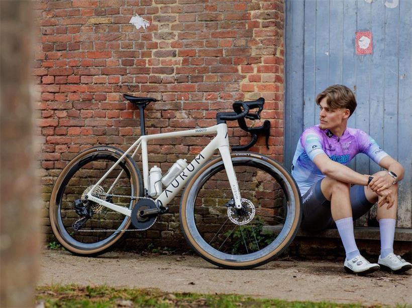 Noé Ury fährt im Foodmaker Gravelking Trikot auf einem Gravelbike bei einem Rennen auf unbefestigtem Terrain