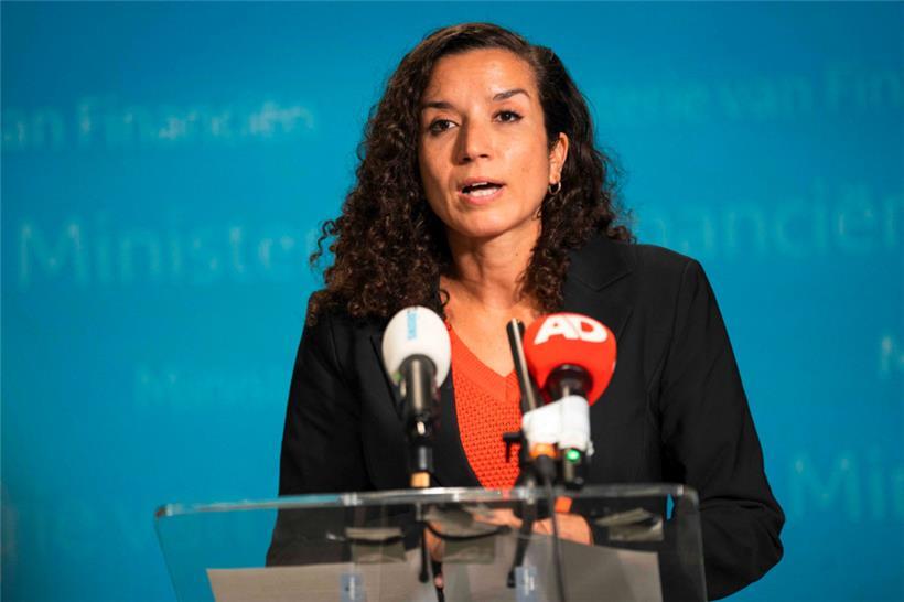 Nora Achahbar ist von ihrem Amt als Staatssekretärin für Finanzen zurückgetreten
