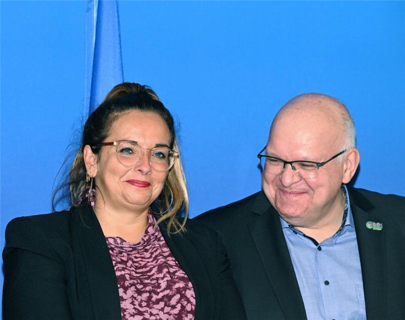 Nora Back (OGBL) und Patrick Dury (LCGB) am Dienstagabend, nachdem ein Abkommen gefunden war
