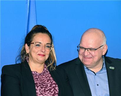 Nora Back (OGBL) und Patrick Dury (LCGB) am Dienstagabend, nachdem ein Abkommen gefunden war
