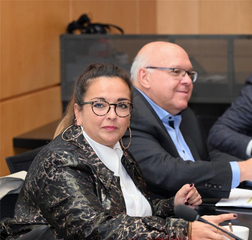 Nora Back (OGBL) und Patrick Dury (LCGB) während der „Phase des Zuhörens“ der Koalitionsverhandlungen auf Schloss Senningen
