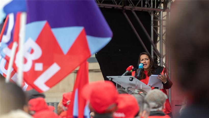 Nora Back spricht vor den versammelten Mitgliedern des OGBL vor dem Escher Rathaus am 1. Mai 2021
