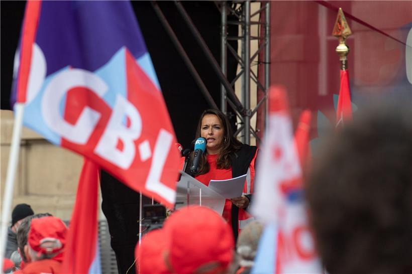 Nora Back vor wieder physisch präsenten Gewerkschaftskollegen

