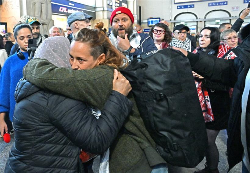 Nora Rosa Huberty Fellens wurde am Bahnhof von Freunden und Verbündeten in Empfang genommen
