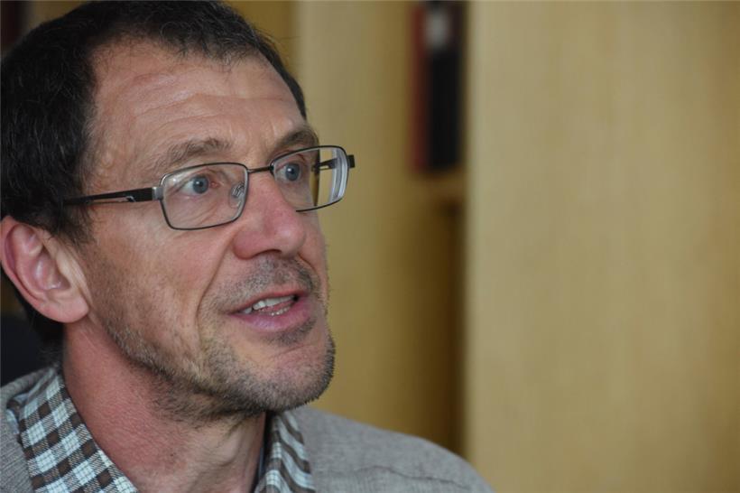 Norbert Campagna, docteur en philosophie habilité à diriger des recherches, est spécialiste de philosophie du droit, discipline qu’il enseigne à l’université. Il est notamment l’auteur de „La souveraineté: De ses limites et de ses juges“ (Laval/Québec 2008).
