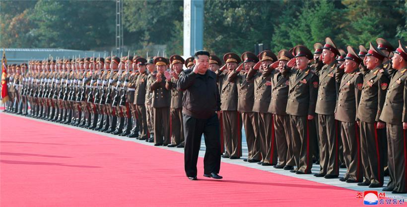 Nordkoreas Diktator Kim Jong-un bei einer Truppenparade: Liefert Pjöngjang Kanonenfutter nach Russland?
