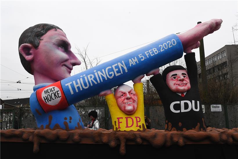 Nordrhein-Westfalen, Düsseldorf: Ein Motivwagen Thüringen und Höcke steht auf der Straße vor dem Rosenmontagszug. 
