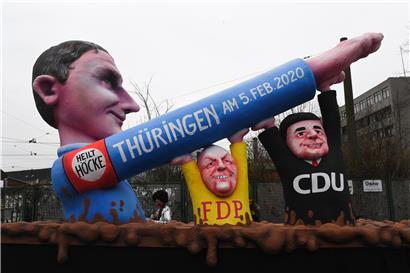 Nordrhein-Westfalen, Düsseldorf: Ein Motivwagen Thüringen und Höcke steht auf der Straße vor dem Rosenmontagszug. 
