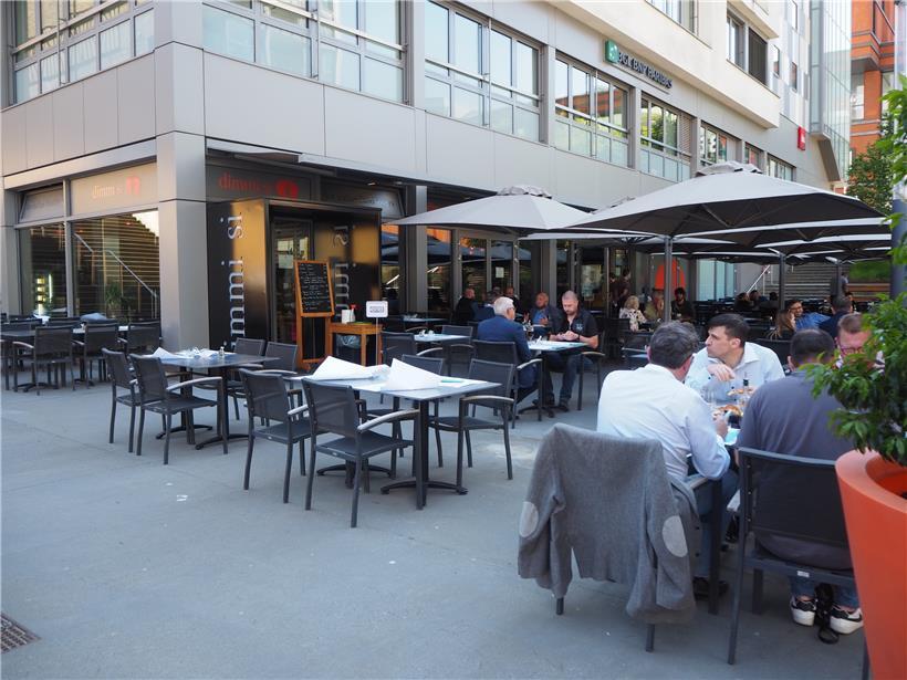 Normalerweise ist es im „Dimmi Si“ auf Belval kurz vor zwölf bereits rammelvoll, doch am ersten Tag der Wiedereröffnung bleiben noch viele Tische des italienischen Restaurants leer
