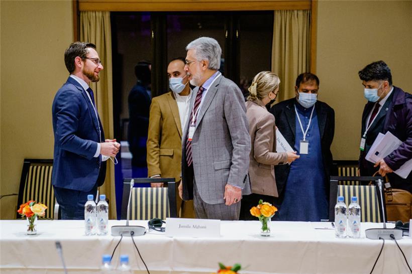 Norwegen, Oslo: Thomas West, der US-Sondergesandte für Afghanistan, spricht mit Sayed Ishaq Gailani (l), Gründer und Vorsitzender der Nationalen Solidaritätsbewegung Afghanistans. 
