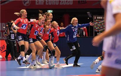 Norwegens Handballerinnen bejubeln ihren achten EM-Titel
