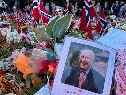Norweger versammeln sich, um Blumen, Bilder und Briefe nach dem Tod von Norwegens König Harald V. auf dem Schlossplatz niederzulegen
