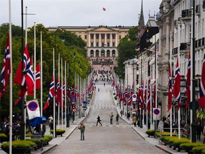Norwegische Nationalflaggen wehen am Vorabend der Beisetzung des verstorbenen norwegischen Königs Harald in Oslo, Norwegen, auf der Karl-Johans-Gasse, die zum Königspalast führt, auf Halbmast