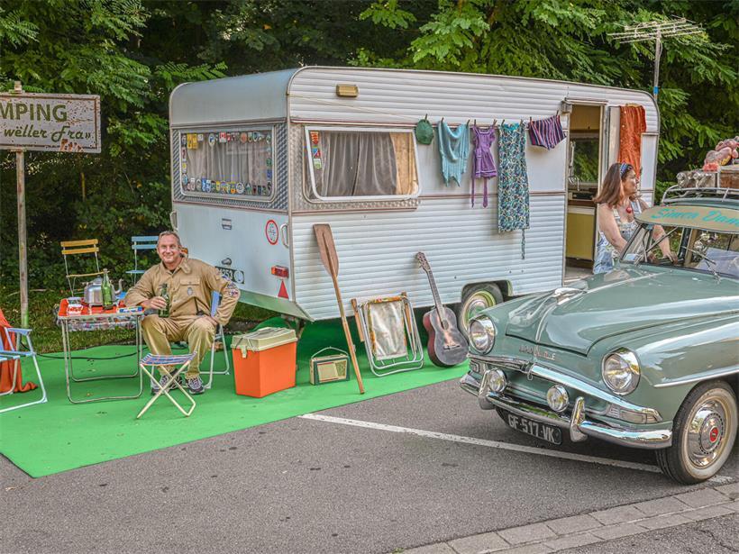 „Le gendarme? C’est toute l’humanité!“: Das Kiwanis-Oldtimerfestival steht im Zeichen von Louis de Funès Nostalgie pur mit Wohnwagen und Campingmöbeln