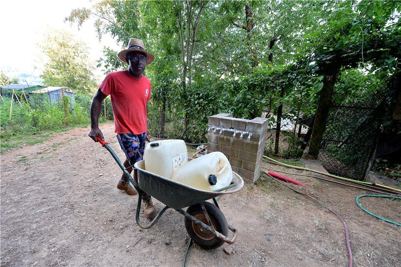 Not macht erfinderisch: Da die Wasserhähne in der Nähe ihres Gartens versiegt si...