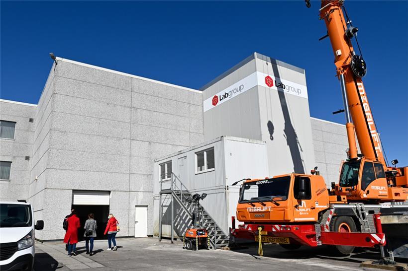 Notausgänge einrichten, für Licht sorgen, sanitäre Anlagen einbauen – es wurde und wird viel getan, um die bisher als Lagerhalle genutzten Räumlichkeiten zu einer Notunterkunft umzufunktionieren
