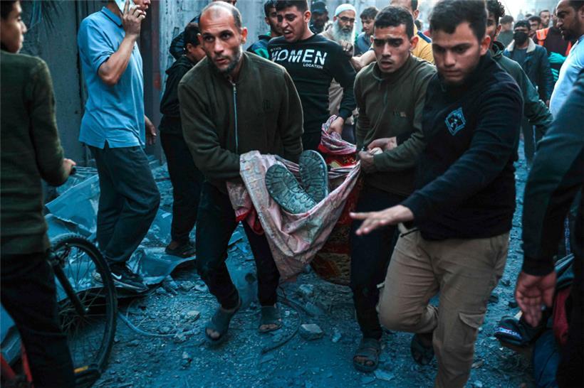 Notdürftig wird ein Verletzter nach einem israelischen Bombenangriff abtransportiert

