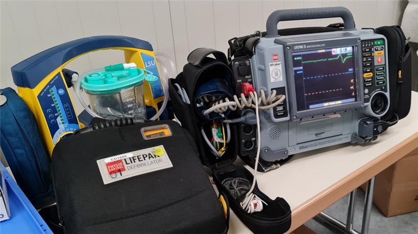 Notfallrucksack und Defibrillator gehören zur Grundausstattung der Sanitäter
