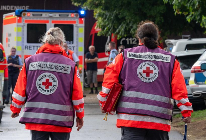Notfallseelsorger in der Nähe der Unglücksstelle. Beim Einschlag eines Blitzes in einen Baum bei einem Ausflugslokal in Unterensingen sind sechs Menschen verletzt worden, drei davon lebensgefährlich.
