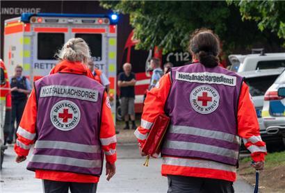 Notfallseelsorger in der Nähe der Unglücksstelle. Beim Einschlag eines Blitzes in einen Baum bei einem Ausflugslokal in Unterensingen sind sechs Menschen verletzt worden, drei davon lebensgefährlich.
