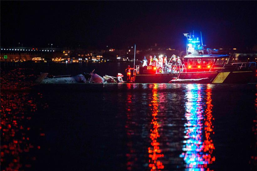 Notfallteams, darunter die Feuerwehr und der Rettungsdienst von Washington, DC, die Polizei von DC und andere, reagieren auf das Hubschrauberwrack im Potomac River in der Nähe des Ronald Reagan Washington Airport am 30. Januar
