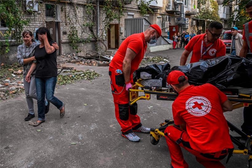 Nothelfer des Roten Kreuzes können Anfang Oktober in der südukrainischen Stadt Mykolajiw nur noch die Leiche einer Frau bergen 

