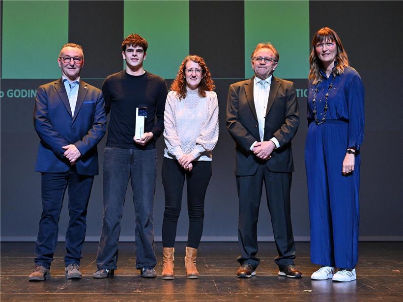 Nuno Godinho Soares freut sich strahlend über seinen ersten Sieg und Preis bei den Herren im Wettkampf