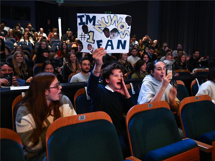 Nuno Godinho Soares mit seinem Fanklub bei einer Veranstaltung, Teamgeist und Unterstützung sichtbar