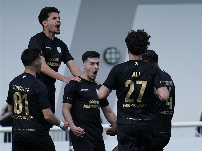 Nuno Martins feiert ausgelassen mit Freunden bei einer Party, fröhliche Stimmung und geselliges Beisammensein