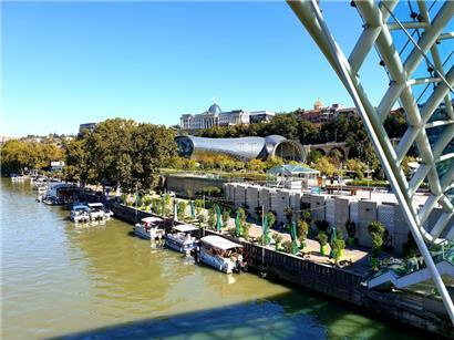 Nur 14 Jahre nach dem Krieg mit Russland floriert Georgiens Hauptstadt Tiflis. Die Einwohner aber machen sich Sorgen.
