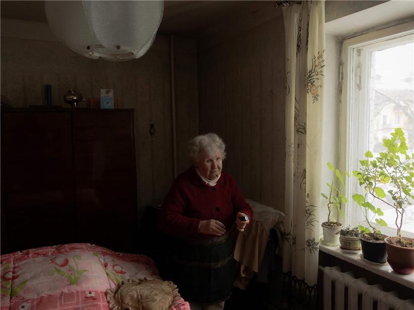 91-jährige Lidia Teletschuk friert im Winter, schlimmer als seit dem Zweiten Weltkrieg, kalte Wetterbedingungen 2024