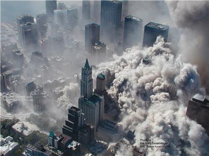 Nur 56 Minuten nach dem Einschlag bricht kurz vor 10 Uhr der Südturm des World Trade Center in sich zusammen. Eine halbe Stunde später kollabiert auch der Nordturm. Die Welt steht unter Schock.
