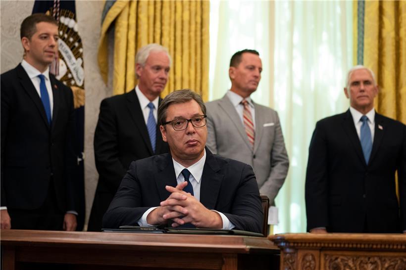 Nur Wahlkampf für Trump? Serbiens Präsident Aleksandar Vucic sah am Freitag  bei der Unterzeichnung im Weißen Haus aus, als wüsste er nicht recht, was mit ihm passiert.
