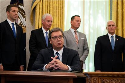 Nur Wahlkampf für Trump? Serbiens Präsident Aleksandar Vucic sah am Freitag  bei der Unterzeichnung im Weißen Haus aus, als wüsste er nicht recht, was mit ihm passiert.
