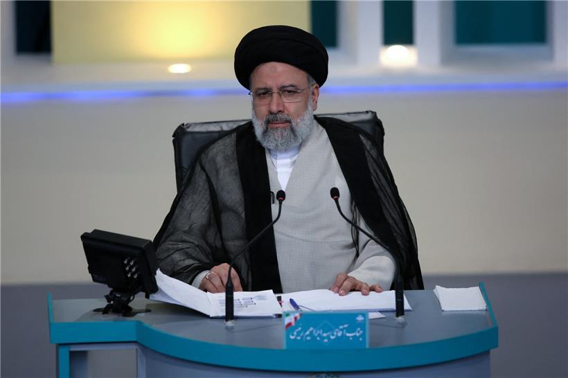 Nur Wirtschaftsthemen erlaubt: Favorit Raisi bei einer Fernsehdebatte
