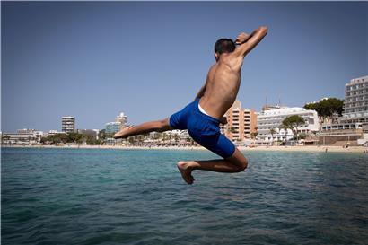 Nur an Strand und Pool geht es noch ohne Maske, sonst drohen 100 Euro Strafe
