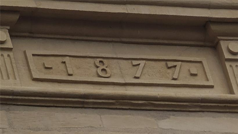 Nur die Details an der Fassade erinnern noch an die lange Geschichte des Gebäudes
