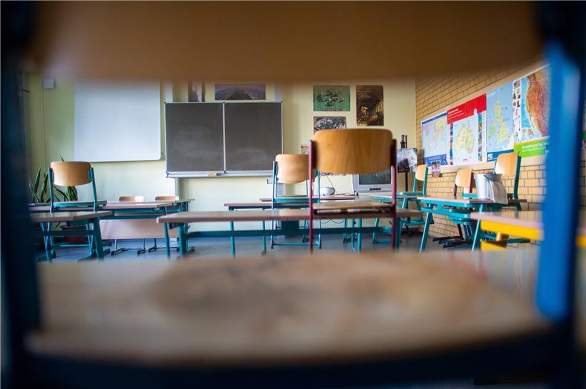 Nur ein Stuhl pro Tisch und Abstand zwischen den Tischen – so sieht es derzeit in vielen Schulen aus (Symbolbild)
