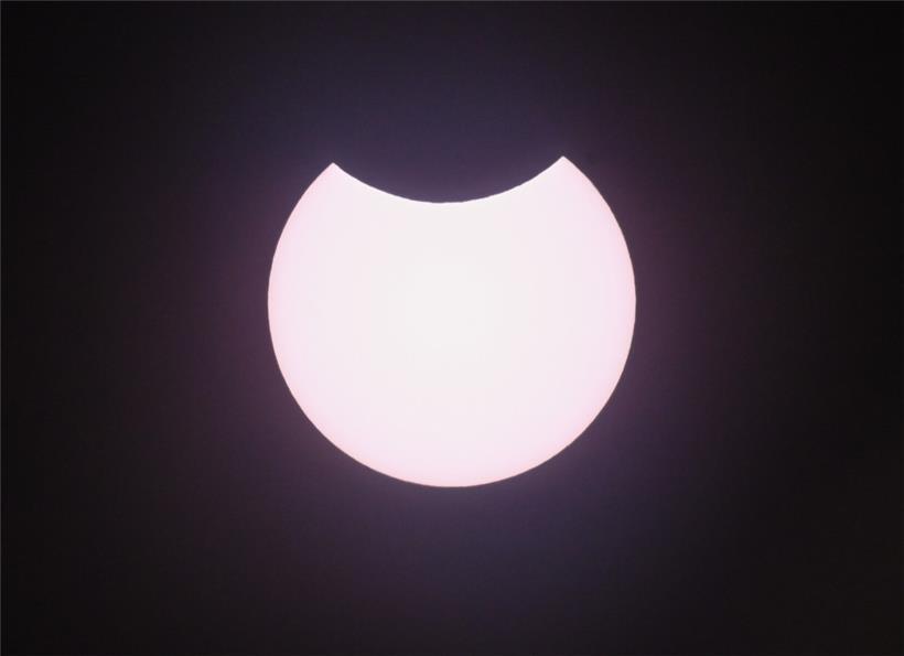 Nur ein Teil der Sonne wird bei einer partiellen Sonnenfinsternis vom Mond verdeckt
