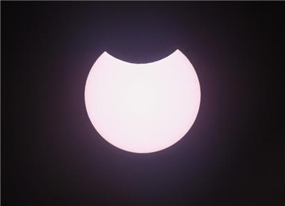 Nur ein Teil der Sonne wird bei einer partiellen Sonnenfinsternis vom Mond verdeckt
